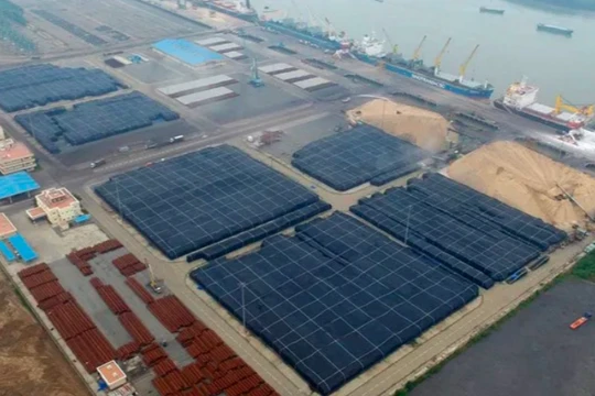 Kho nhôm khổng lồ của Công ty TNHH Nhôm Toàn Cầu Việt Nam tại Vũng Tàu. (Ảnh: The Wall Street Journal)