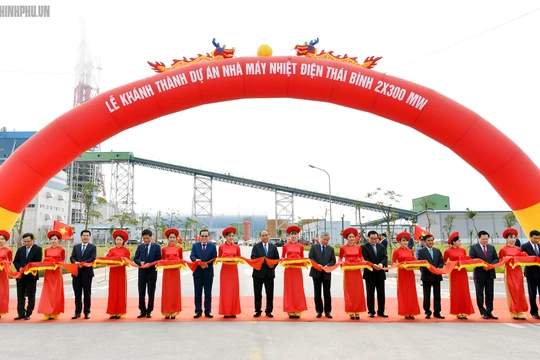 Thủ tướng Nguyễn Xuân Phúc cắt băng khánh thành Nhà máy Nhiệt điện Thái Bình 1 (Ảnh: VGP)