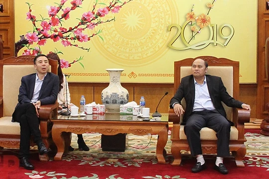 Chủ tịch UBND tỉnh Nguyễn Văn Linh (bên phải) tiếp ông Bạch Bằng - Tổng Giám đốc Tập đoàn máy tính Lenovo (Ảnh: BGP/Hải Huyền)