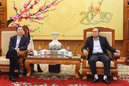 Chủ tịch UBND tỉnh Nguyễn Văn Linh (bên phải) tiếp ông Bạch Bằng - Tổng Giám đốc Tập đoàn máy tính Lenovo (Ảnh: BGP/Hải Huyền)