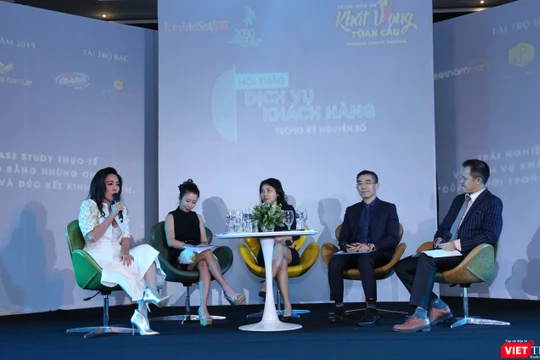 Các diễn giả tham dự hội thảo “Dịch vụ khách hàng trong kỷ nguyên số”