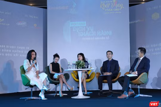 Các diễn giả tham dự hội thảo “Dịch vụ khách hàng trong kỷ nguyên số”