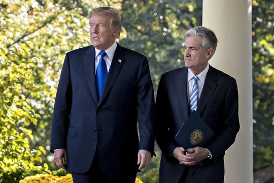 Tổng thống Mỹ Donald Trump (bên trái) và Chủ tịch Fed Jerome Powell (bên phải) - Ảnh minh họa (Nguồn: Bloomberg)