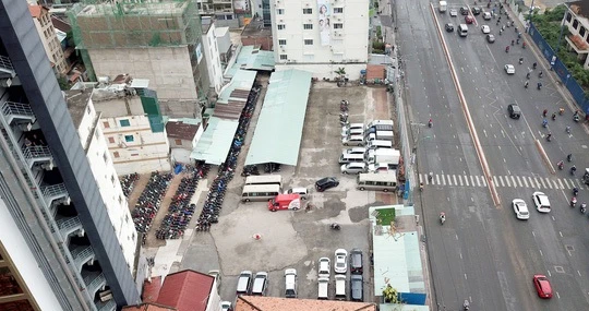 Khu "đất vàng" số 7 - 9 Tôn Đức Thắng được chủ đầu tư quây kín và sử dụng làm bãi đỗ xe (Nguồn: Tuổi trẻ Online)