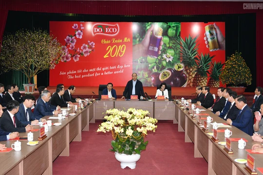 Thủ tướng Nguyễn Xuân Phúc đến thăm Công ty thực phẩm xuất khẩu Đồng Giao (Ảnh: VGP/Quang Hiếu)