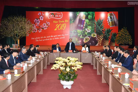 Thủ tướng Nguyễn Xuân Phúc đến thăm Công ty thực phẩm xuất khẩu Đồng Giao (Ảnh: VGP/Quang Hiếu)