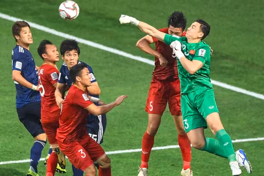 Một pha giải nguy của thủ môn Đặng Văn Lâm trong trận đấu tứ kết Asian Cup 2019 diễn ra vào hôm 24/1 (Ảnh: Fox Sport Asia)