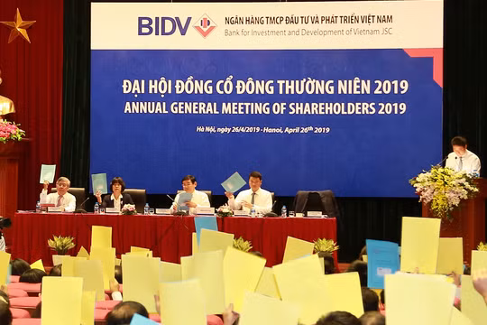Các cổ đông tham gia ĐHĐCĐ thường niên năm 2019 của BIDV tiến hành bỏ phiếu (Nguồn: BIDV)