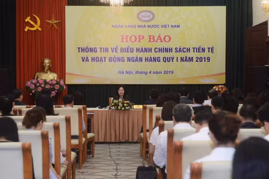 Phó Thống đốc NHNN Nguyễn Thị Hồng chủ trì họp báo (Ảnh: NHNN)