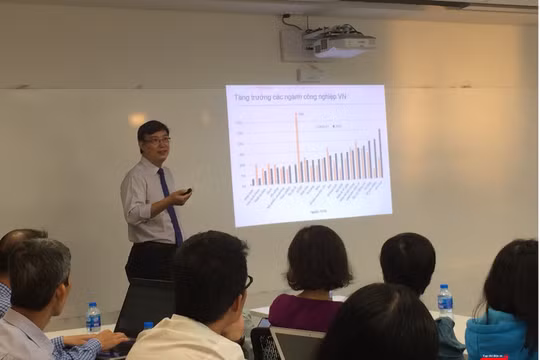 Chuyên gia Nguyễn Xuân Thành, giảng viên Chính sách công của Trường Đại học Fulbright Việt Nam trình bày tại Hội thảo chuyên đề (seminar) với chủ đề “Kinh tế Việt Nam 2018 và triển vọng 2019” (Ảnh: P.D)