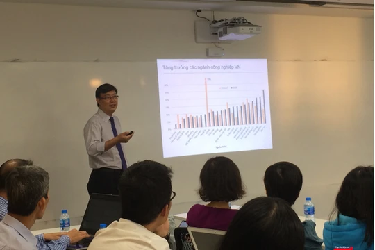 Chuyên gia Nguyễn Xuân Thành, giảng viên Chính sách công của Trường Đại học Fulbright Việt Nam trình bày tại Hội thảo chuyên đề (seminar) với chủ đề “Kinh tế Việt Nam 2018 và triển vọng 2019” (Ảnh: P.D)