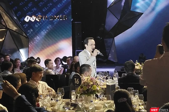 Chủ tịch Tập đoàn FLC - ông Trịnh Văn Quyết - phát biểu chia sẻ tại buổi lễ giới thiệu cơ hội đầu tư mã cổ phiếu FHH của FLC Homes 