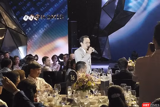 Chủ tịch Tập đoàn FLC - ông Trịnh Văn Quyết - phát biểu chia sẻ tại buổi lễ giới thiệu cơ hội đầu tư mã cổ phiếu FHH của FLC Homes 