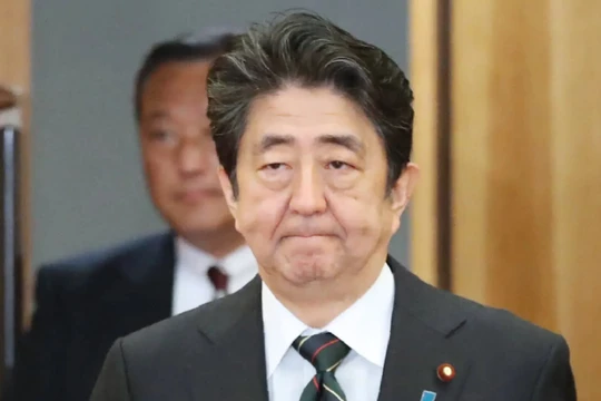 Chỉnh phủ của ông Shinzo Abe đối mặt với nhiều chỉ trích từ dư luận (Ảnh: Nikkei Asian Reivew)