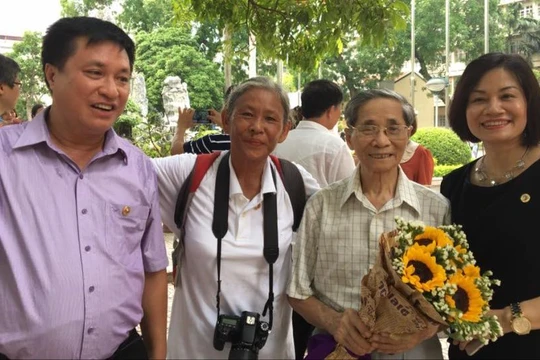 Nhà Ngôn ngữ học Nguyễn Tri Niên bên các cựu học trò tại Học viện Báo chí và Truyền thông.