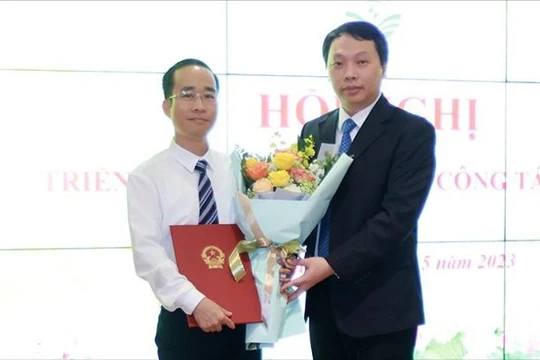 Thứ trưởng Nguyễn Huy Dũng đã trao quyết định tiếp nhận, phân công công chức biệt phái đối với ông Nguyễn Duy Khiêm