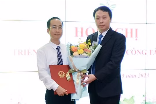 Thứ trưởng Nguyễn Huy Dũng đã trao quyết định tiếp nhận, phân công công chức biệt phái đối với ông Nguyễn Duy Khiêm