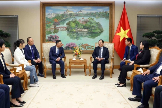 Phó Thủ tướng Trần Lưu Quang cùng các lãnh đạo tỉnh Thái Nguyên tiếp và làm việc với lãnh đạo Tập đoàn Sunny tại Văn phòng Chính phủ.