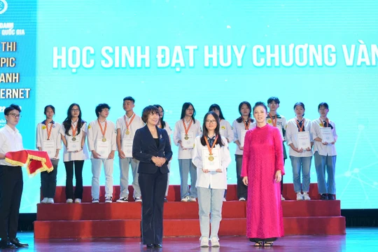Bà Nguyễn Thị Mai Hữu (trái) và bà Lê Việt Thương Huyền - đại diện Tổng Công ty VTC trao huy chương Vàng cho các thí sinh.