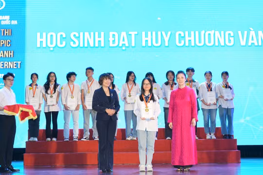 Bà Nguyễn Thị Mai Hữu (trái) và bà Lê Việt Thương Huyền - đại diện Tổng Công ty VTC trao huy chương Vàng cho các thí sinh.
