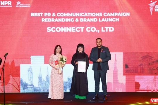 Chị Phạm Thị Quyên - Giám đốc Truyền thông Sconnect (giữa) cùng chị Nguyễn Thị Huyền Trang - đại diện công ty nhận giải thưởng Chiến dịch tái định vị thương hiệu xuất sắc.