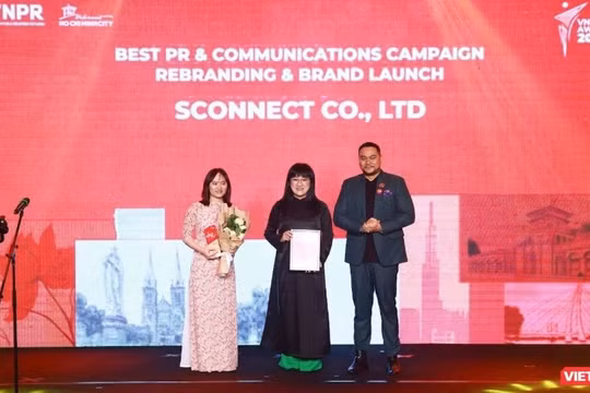 Chị Phạm Thị Quyên - Giám đốc Truyền thông Sconnect (giữa) cùng chị Nguyễn Thị Huyền Trang - đại diện công ty nhận giải thưởng Chiến dịch tái định vị thương hiệu xuất sắc.