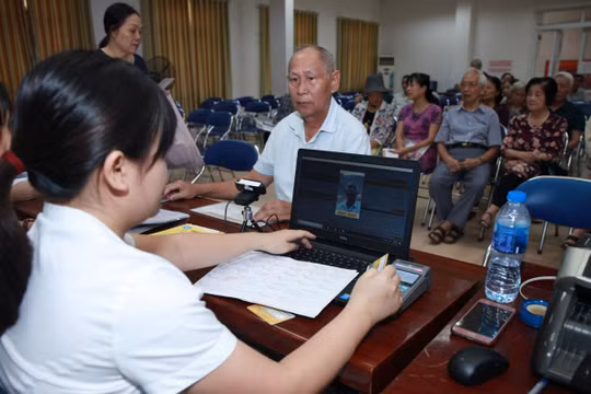 Người dân nhận lương hưu và trợ cấp bảo hiểm xã hội.