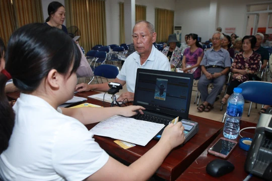 Người dân nhận lương hưu và trợ cấp bảo hiểm xã hội.