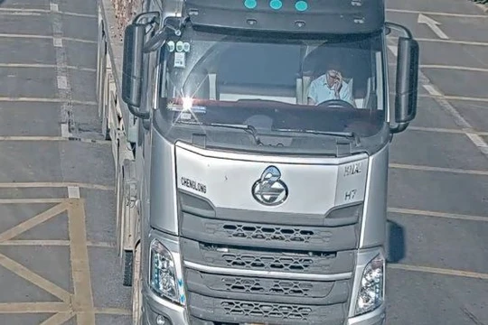 Trường hợp tài xế sử dụng điện thoại khi đang lái xe bị phát hiện. Ảnh: Cục CSGT.