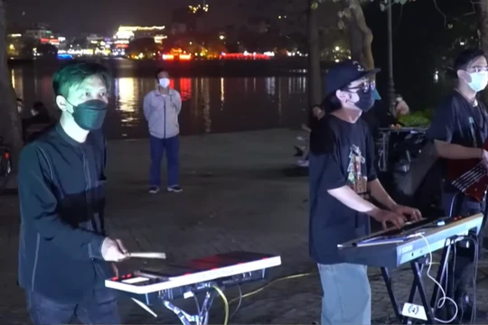 Các hoạt động văn hóa nghệ thuật đường phố đậm sắc màu trở thành "đặc sản" của Phố đi bộ hồ Hoàn Kiếm.