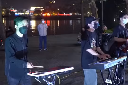 Các hoạt động văn hóa nghệ thuật đường phố đậm sắc màu trở thành "đặc sản" của Phố đi bộ hồ Hoàn Kiếm.