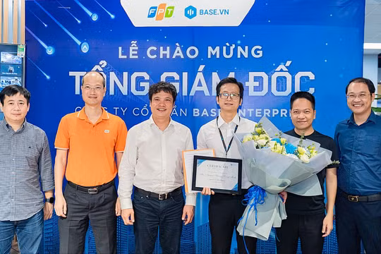 Ban lãnh đạo FPT và Base chúc mừng tân CEO Nguyễn Thượng Tường Minh (thứ 3 từ phải qua).