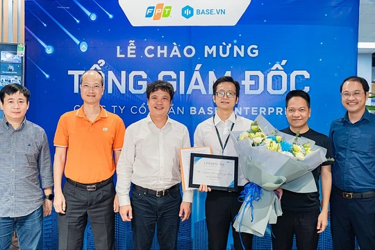 Ban lãnh đạo FPT và Base chúc mừng tân CEO Nguyễn Thượng Tường Minh (thứ 3 từ phải qua).