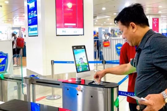 Thí điểm xác thực khuôn mặt hành khách tại Cảng HKQT Nội Bài - ảnh: Cục Hàng không Việt Nam.