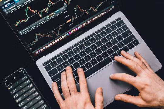 Phần lớn nhà đầu tư tiền mã hóa Việt Nam có tư duy “làm giàu nhanh chóng” và “đánh bạc”. Ảnh: Pexels.