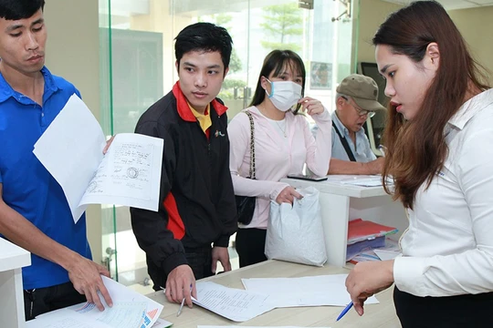 Trước tình trạng quá tải trong việc cấp phiếu lý lịch tư pháp tại Hà Nội, những ngày qua, Bưu điện TP. đã tăng cường thêm cán bộ, tăng thời gian tiếp nhận hồ sơ.