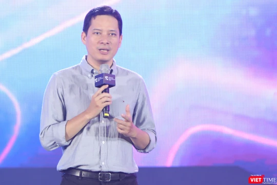 Cục trưởng Cục Phát thanh Truyền hình và Thông tin điện tử Lê Quang Tự Do trao đổi tại Ngày hội game Việt Nam 2023.