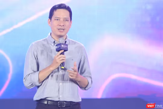 Cục trưởng Cục Phát thanh Truyền hình và Thông tin điện tử Lê Quang Tự Do trao đổi tại Ngày hội game Việt Nam 2023.