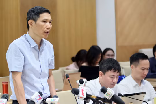 Ông Đỗ Hữu Trí - Phó Chánh thanh tra Bộ Thông tin và Truyền thông trao đổi tại buổi họp báo thường kỳ của Bộ.