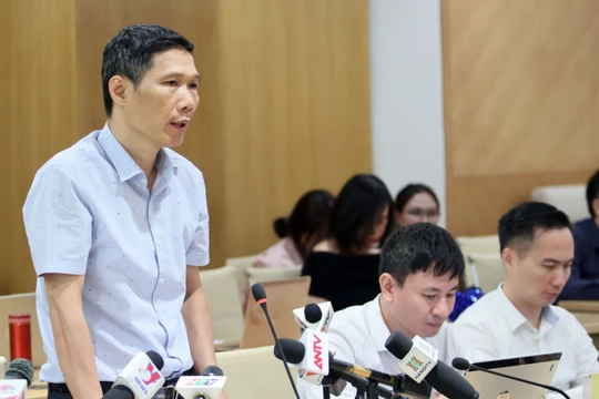 Ông Đỗ Hữu Trí - Phó Chánh thanh tra Bộ Thông tin và Truyền thông trao đổi tại buổi họp báo thường kỳ của Bộ.