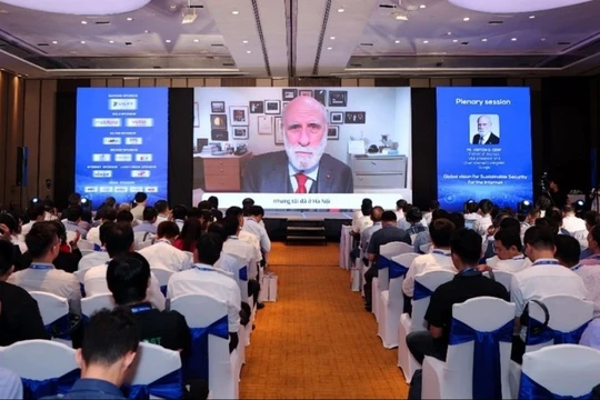 Ông Vinton G. Cert phát biểu tại Hội nghị VNNIC Internet Conference 2023.