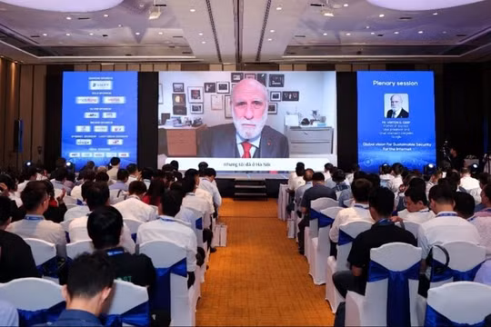 Ông Vinton G. Cert phát biểu tại Hội nghị VNNIC Internet Conference 2023.