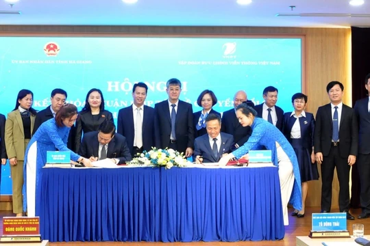 Lãnh đạo tỉnh Hà Giang chứng kiến ký kết chương trình hợp tác giữa Tập đoàn VNPT và UBND tỉnh Hà Giang.