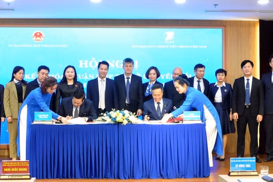 Lãnh đạo tỉnh Hà Giang chứng kiến ký kết chương trình hợp tác giữa Tập đoàn VNPT và UBND tỉnh Hà Giang.