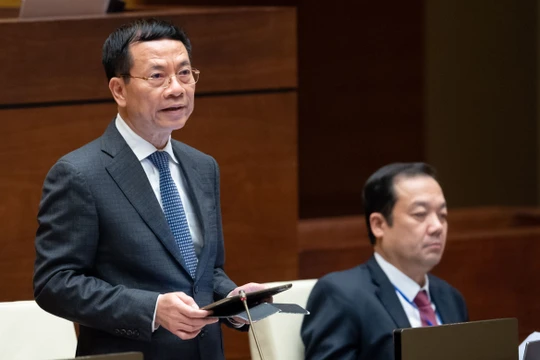 Bộ trưởng Nguyễn Mạnh Hùng phát biểu giải trình, làm rõ các vấn đề về dự án Luật Viễn thông (sửa đổi) tại phiên thảo luận ngày 22/6.