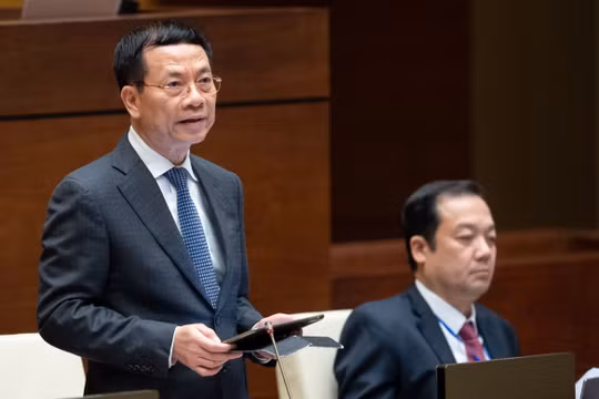 Bộ trưởng Nguyễn Mạnh Hùng phát biểu giải trình, làm rõ các vấn đề về dự án Luật Viễn thông (sửa đổi) tại phiên thảo luận ngày 22/6.