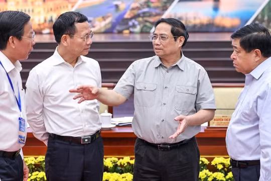 Thủ tướng Phạm Minh Chính và Bộ trưởng Nguyễn Mạnh Hùng cùng các thành viên Chính phủ trao đổi tại Hội nghị lần thứ nhất của Hội đồng điều phối vùng Đông Nam Bộ.