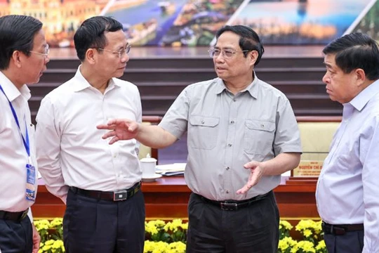 Thủ tướng Phạm Minh Chính và Bộ trưởng Nguyễn Mạnh Hùng cùng các thành viên Chính phủ trao đổi tại Hội nghị lần thứ nhất của Hội đồng điều phối vùng Đông Nam Bộ.