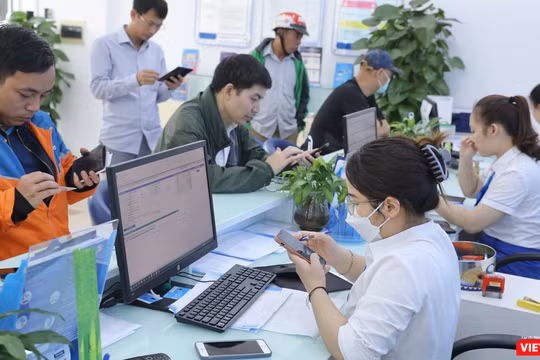 Những ngày gần đây, các điểm giao dịch của nhà mạng đông hơn hẳn do nhiều chủ thuê bao di chuẩn hoá thông tin.