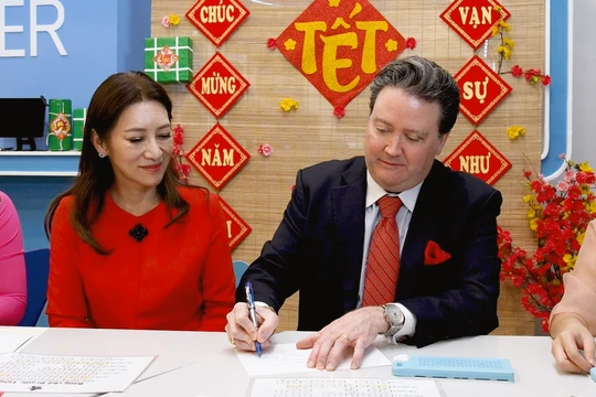 Đại sứ Mỹ Marc E. Knapper và phu nhân